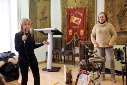 Belen Molleda, presidenta de la Casa de León en Madrid,   presenta la actuación del grupo de música tradicional Los Pamplinas. BENITO ORDÓÑEZ
