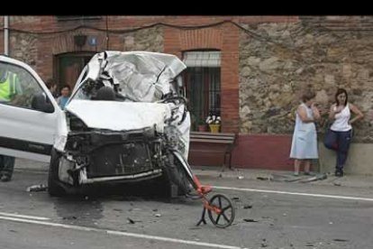 Estado en el que quedó una furgoneta tras ser arrollada por el camión. El conductor de la misma falleció en el acto.
