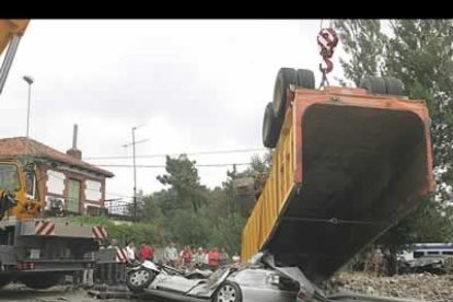 A pesar de las ambulancias del Sacyl y de San Andrés del Rabanedo, nada se pudo hacer por salvar la vida de dos de los conductores implicados.