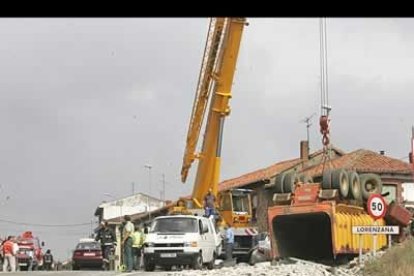 Momento en el que una grúa retira el camión del lugar del accidente.