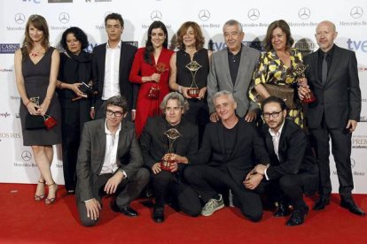 Miembros de la serie 'El tiempo entre costuras' posan con todos los galardones conseguidos. KIKO HUESCA | EFE