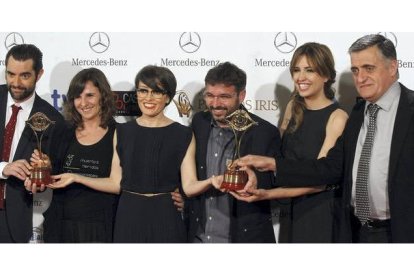 Miembros de los programas 'El Intermedio' y 'Salvados' posan con sus galardones este martes. KIKO HUESCA | EFE