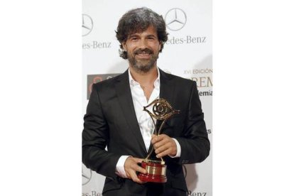 El actor Rodolfo Sancho posa con el galardón al Mejor Actor, por su papel en la serie 'Isabel'. KIKO HUESCA | EFE