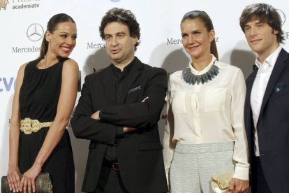 Los conductores de 'MasterChef' Eva González, Pepe Rodríguez, Samantha Vallejo Nájera y Jordi Cruz  posan para los medios a su llegada a la XVI edición de los Premios Iris. KIKO HUESCA | EFE
