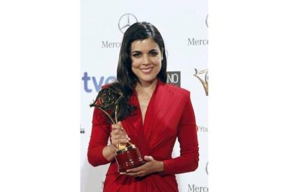 La actriz Adriana Ugarte posa con el galardón a la Mejor Actriz, por su papel en 'El tiempo entre costuras', durante la XVI edición de los Premios Iris de la Academia de Televisión. KIKO HUESCA | EFE