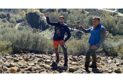 El investigador junto al minero jubilado en una acumulación de estériles en otra mina de la provincia. J. F. L.