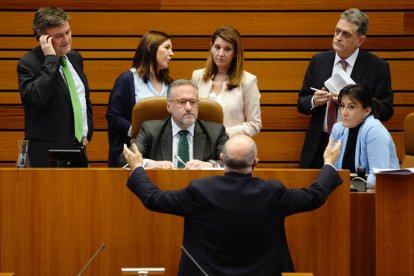 El procurador de Ciudadanos, Francisco Igea (espaldas), se dirige a los miembros de la Mesa de las Cortes de Castilla y León. NACHO GALLEGO