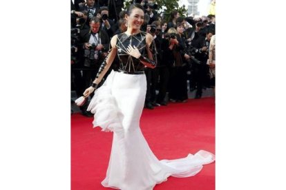 La actriz Zhang Ziyi posa con un modelo de Stephane Rolland. REGIS DUVIGNAU | REUTERS