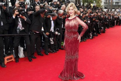 La actriz estadounidense Jane Fonda posa espectacular con un Elie Saab. GUILLAUME HORCAJUELO | EFE