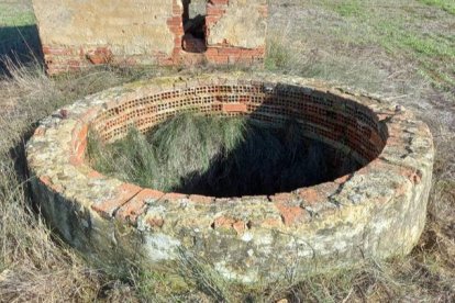 Pozo sin tapar donde se encontró a la perra. DL