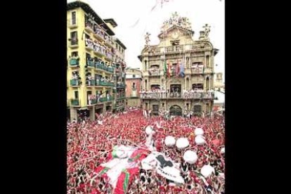 Tras el grito de «Pamplonesas, Viva San Fermín; Iruindarrak, Gora San Fermín», se prendió el cohete mientras los miles de congregados respondían con vivas y goras al patrón de la ciudad.