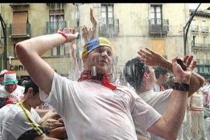 La marea blanca y roja del atuendo sanferminero era patente sin embargo desde primeras horas de la mañana por las calles del centro y la parte vieja de Pamplona.