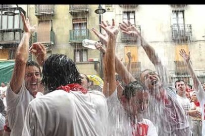 En una mañana fresca y nublada, pamploneses y visitantes se fueron acercando a la plaza del Ayuntamiento con tiempo suficiente para amenizar con cánticos y descorche.