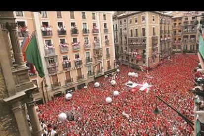 Mientras el exterior de la Casa Consistorial era una fiesta, dentro del Ayuntamiento se encontraban ya reunidos autoridades e invitados, entre ellos la alcaldesa de Pamplona.