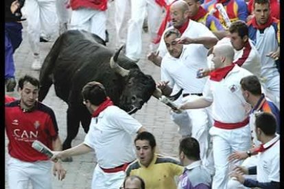 El quinto encierro fue el más largo y accidentado. Hubo cuatro heridos, y uno de los toros que se quedó rezagado del resto de la manada creó los mayores momentos de peligro.