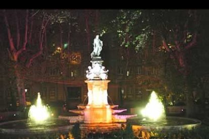 Los nuevos cañones de luz apuntan a la Puerta del Sol, las fuentes de Cibeles, Neptuno y Apolo, el Palacio de Comunicaciones, el Museo del Prado y la Biblioteca Nacional.