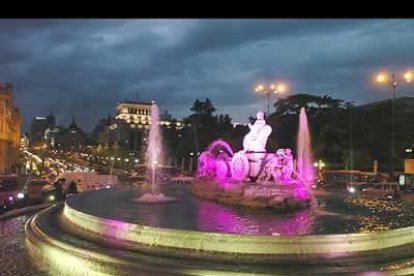 La fuente de la Cibeles también se ha apuntado a la nueva iluminación para la que se ha contado con más de mil proyectores y una potencia de un millón y medio de vatios.