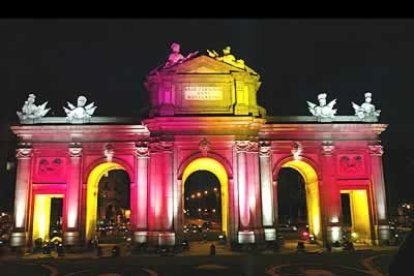El Ayuntamiento ha instalado así proyectores que mezclan los colores y pueden imprimir texturas e imágenes litográficas a las fachadas.