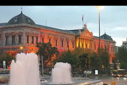 La decoración se inspira en el atardecer madrileño, con tonos cambiantes que van desde el rosa o el morado hasta el amarillo o el blanco.