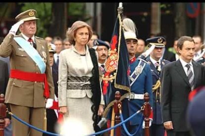 Unos 3.500 militares del Ejército de Tierra y Aire, de la Armada, la Legión y la Guardia Civil, recorrieron un tramo del madrileño Paseo de la Castellana.
