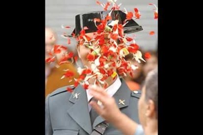 En una mañana otoñal, el rey Juan Carlos, junto a la reina Sofía y el resto de su familia, presidió el desfile al que se acercaron varios miles de personas que en medio de aplausos y vivas al paso de los uniformados.