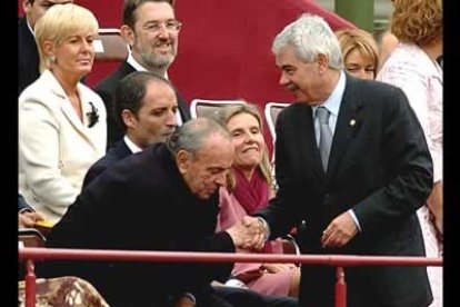 Todos los representantes autonómicos estuvieron en el desfile. Manuel Fraga fue saludado por el presidente de la Generalitat.