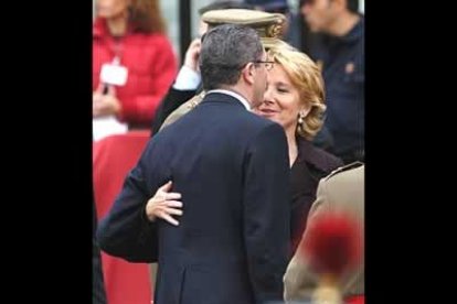 La polémica protagonizó la festividad. Gallardón y Acebes discutieron de forma intensa sobre la crisis del PP en la recepción posterior al desfile.