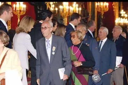 Los Reyes, los Príncipes de Asturias y los Duques de Lugo y Palma saludaron uno por uno, a todos sus invitados, saludo que tuvo lugar en la Salón del Trono.