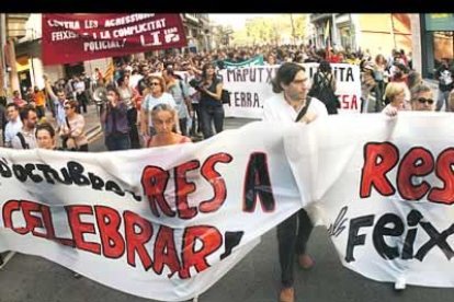 Durante el desfile celebrado en Madrid, unas 400 personas, se manifiestaron en Barcelona para protestar contra la celebración del Día de la Hispanidad.