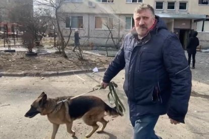 Viktor y su perro padecieron los ataques, pero no se han separado. MARCOS MÉNDEZ