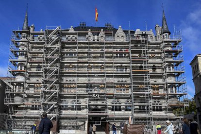 El monasterio de San Pedro de Eslonza; y el Museo Casa Botines Gaudí, actualmente en restauración. MARCIANO PÉREZ / J. CASARES