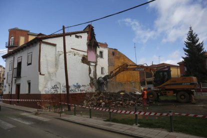 Derribo de la última casa para iniciar la Ronda Interior. FERNANDO OTERO