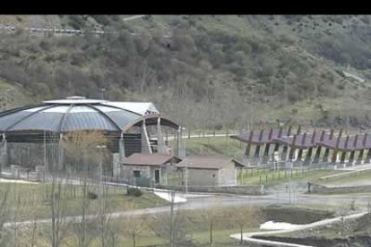 Corro de lucha leonesa construido en Riaño