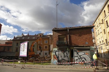 Derribo de la última casa para iniciar la Ronda Interior. FERNANDO OTERO