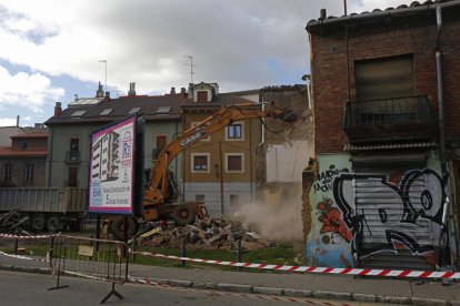 Derribo de la última casa para iniciar la Ronda Interior. FERNANDO OTERO