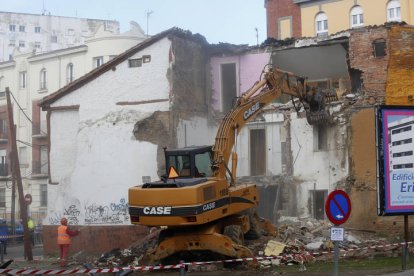 Derribo de la última casa para iniciar la Ronda Interior. FERNANDO OTERO