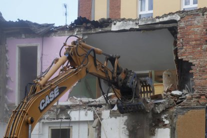 Derribo de la última casa para iniciar la Ronda Interior. FERNANDO OTERO