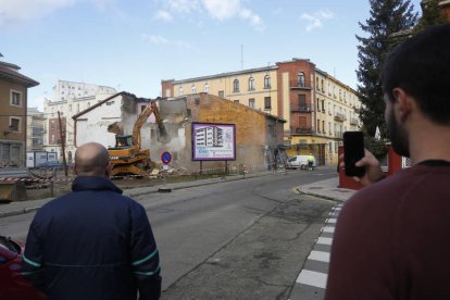 Derribo de la última casa para iniciar la Ronda Interior. FERNANDO OTERO