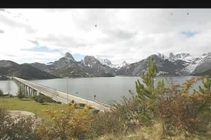 Vista panorámica del puente que atraviesa el pantano