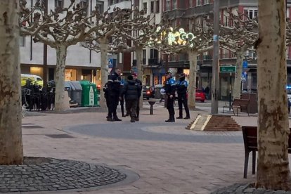 Operativo de la Policía Municipal, con seis agentes, el día que requisaron a Paca en la Pícara Justina. DL