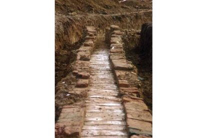 Tramo del canal realizado con medios bipedalis en la base. EMILIO CAMPOMANES ALVAREDO