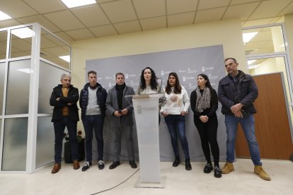 Integrantes el Consorcio de Ponfeblino comunicando la resolución del ITJ. ANA F. BARREDO