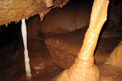 En la cueva también destacan las formaciones similares a arrecifes marinos de coral. CASTRO