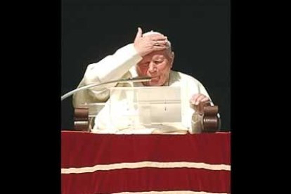 Se asoma por la ventana de su estudio del Vaticano. Habían pasado tres días de su salida del hospital y mostró signos de debilidad.