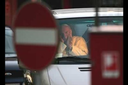 Sale de nuevo del Policlínico Gemelli. Su segunda estancia fue más prolongada que la primera, pero el Papa debe seguir reposando.
