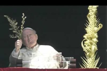 El Papa, pese a su delicado estado de salud, se empeña en salir a la ventana para bendecir a los fieles. Su declive ya es notable.