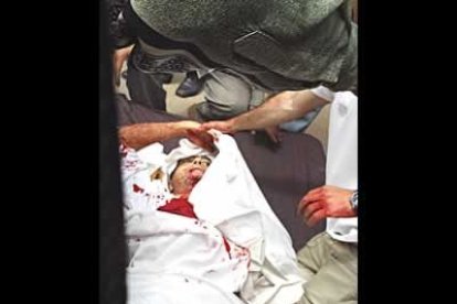 Imagen del traslado al hospital del cámara de Telecinco, José Couso. Falleció poco después en la mesa de operaciones.