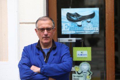 Pepín'Villarejo' entró a trabajar como mozo en la ferrería en 1982. Desde 2001 es el propietario del negocio. El local revertirá dentro de un año al Ayuntamiento, actual propietario del inmueble. Pepín todavía vende almadreñas fabricadas en Mondoñedo en el gran bazar de la ferretería. L. DE LA MATA