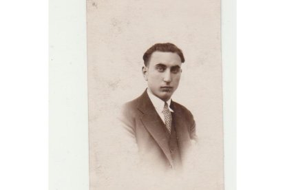 Bernardo Alonso Villarejo, en una imagen de juventud, se hizo cargo de la ferretería que abrió su madre Victorina. Bernardo fue un fotógrafo de talento y su obra se expondrá en el Edificio Villarejo. CORTESÍA DE FRANCISCO ALONSO-VILLAREJO.
