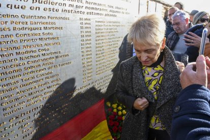 Acto de colocación de una placa para recordar a los represaliados en la Guerra Civil, este sábado en el cementerio de Villadangos. EFE/J.CASARES